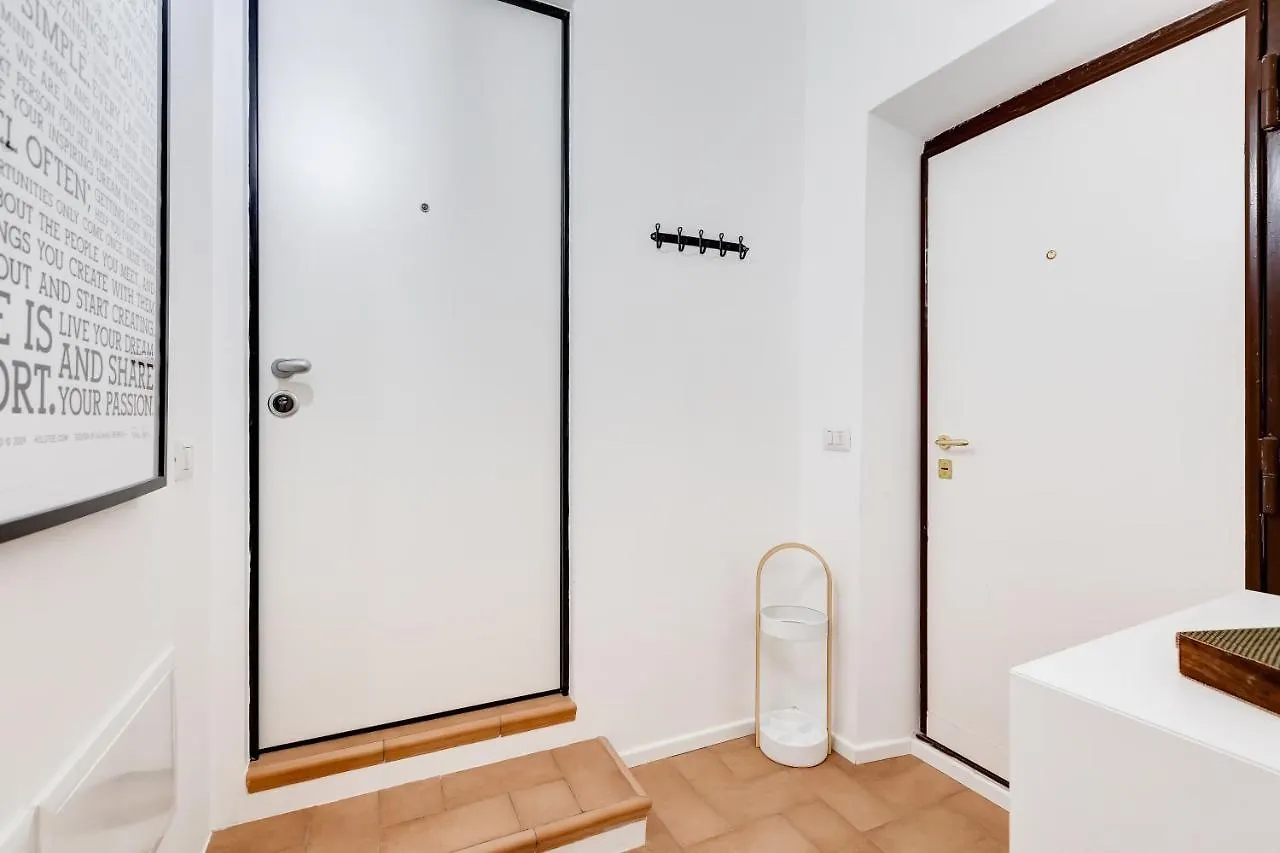 Lovely And Modern Flat Near The Colosseum Rome Apartment
